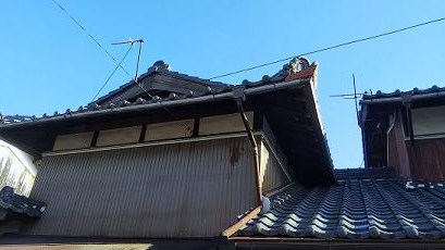 滋賀県甲賀市信楽町で2階軒下に営巣したキイロスズメバチの蜂の巣駆除