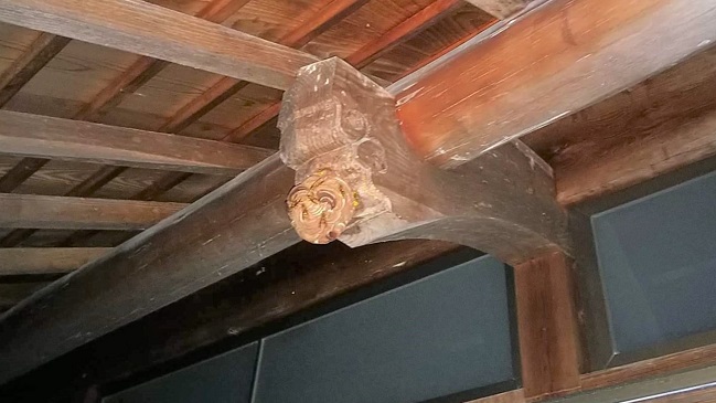 三重県伊賀市で1階軒下に営巣したキイロスズメバチの蜂の巣駆除
