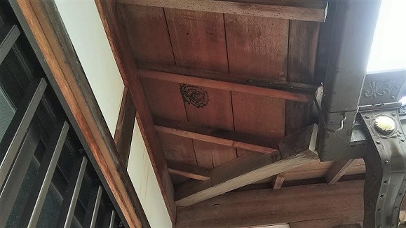 滋賀県彦根市で神社社務所の軒下に営巣したキイロスズメバチの蜂の巣駆除