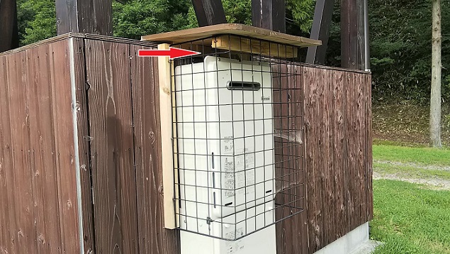 滋賀県蒲生郡日野町でキャンプ場内屋外給湯器の上に営巣したアシナガバチの蜂の巣駆除