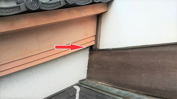 京都府京都市東山区で１階天井裏に営巣したキイロスズメバチの蜂の巣駆除