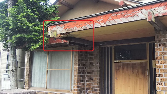 滋賀県野洲市で玄関軒天内に営巣したモンスズメバチの蜂の巣駆除