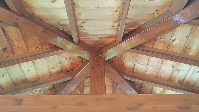 滋賀県大津市で東屋の天井に営巣したコガタスズメバチの蜂の巣駆除