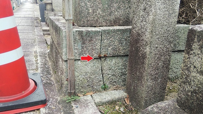 滋賀県大津市で墓石内に営巣したキイロスズメバチの蜂の巣駆除
