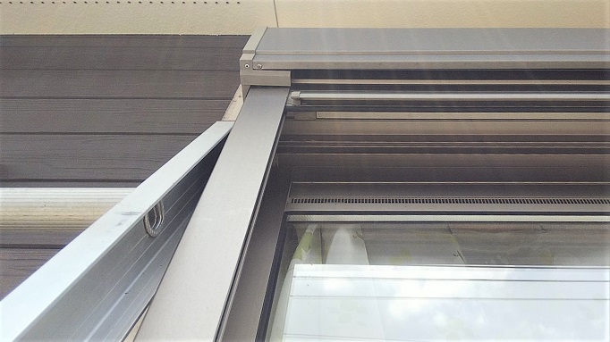 京都府宇治市で２階窓サッシに営巣したコガタスズメバチの蜂の巣駆除