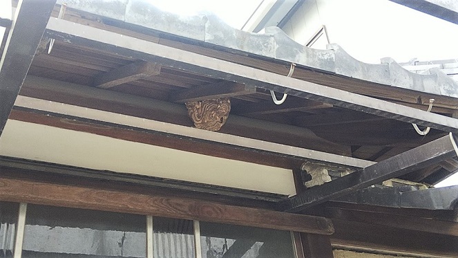 滋賀県守山市で１階軒下に営巣したコガタスズメバチの蜂の巣駆除
