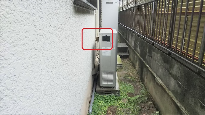 大阪府枚方市で室外機裏に営巣したアシナガバチの蜂の巣駆除