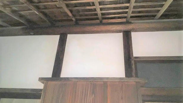 京都府京都市右京区で寺社社務所の二階軒下に営巣したキイロスズメバチの蜂の巣駆除