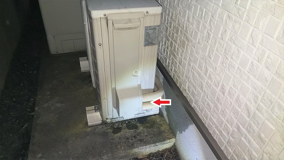 滋賀県湖南市でエアコン室外機の冷媒管接続BOX内に営巣したアシナガバチの蜂の巣駆除