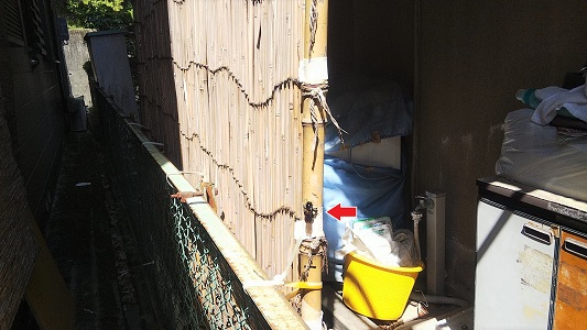 大阪府高槻市で屋外のよしず内部各所に営巣したタイワンタケクマバチの蜂の巣駆除