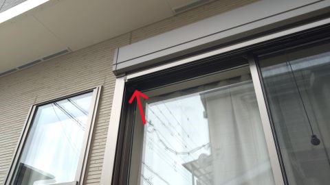 大阪府三島郡島本町でシャッター窓に営巣したアシナガバチの蜂の巣駆除