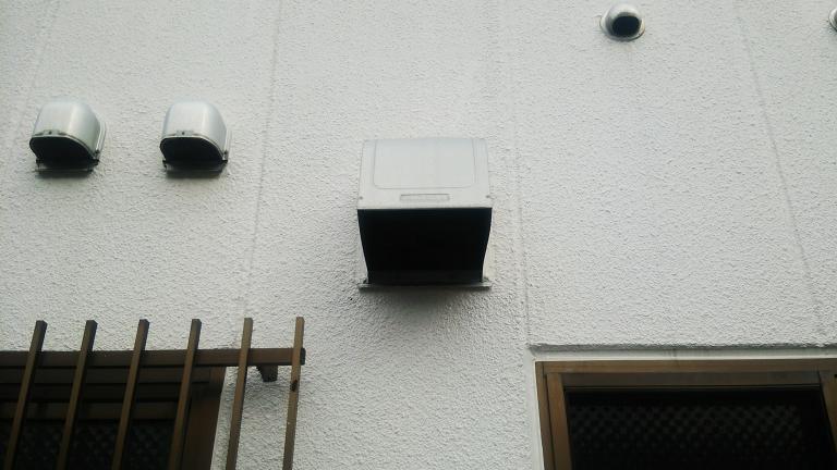 福井県小浜市でマンション外壁の換気扇フード内に営巣したアシナガバチの蜂の巣駆除