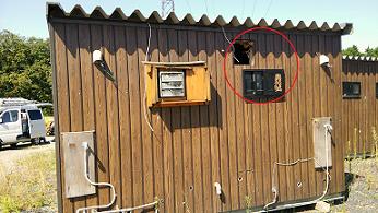 滋賀県甲賀市水口町でプレハブ小屋内部に営巣したモンスズメバチの蜂の巣駆除