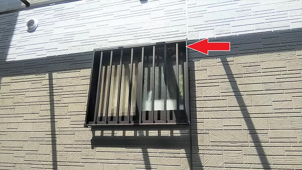 滋賀県大津市で窓サッシに営巣したアシナガバチの蜂の巣駆除