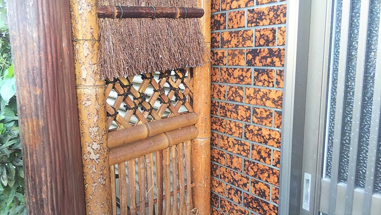 滋賀県彦根市で玄関横に営巣したコガタスズメバチの蜂の巣駆除