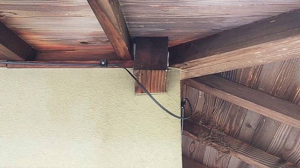 滋賀県近江八幡市で２階屋根裏に営巣したキイロスズメバチの蜂の巣駆除