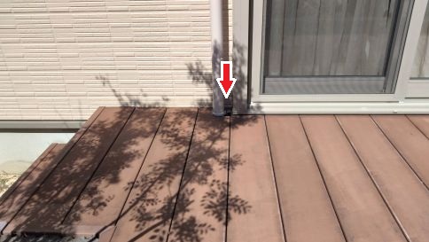 滋賀県守山市でデッキの隙間に営巣したアシナガバチの蜂の巣駆除