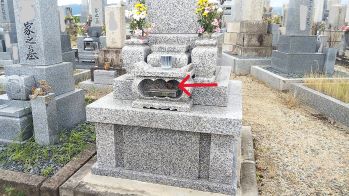滋賀県守山市で墓石の香炉に営巣したアシナガバチの蜂の巣駆除