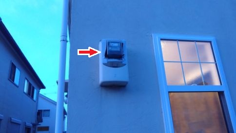 滋賀県草津市で電気メーターBOX内に営巣したアシナガバチの蜂の巣駆除