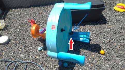 滋賀県草津市で水遊びおもちゃ下に営巣したアシナガバチの蜂の巣駆除