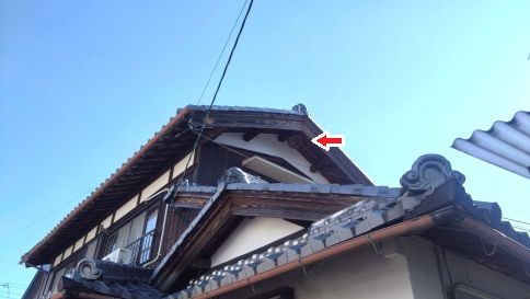 滋賀県野洲市で２階軒下に営巣したキイロスズメバチの蜂の巣駆除
