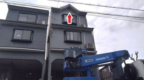 京都府京都市伏見区で３階軒下に営巣したキイロスズメバチの蜂の巣駆除