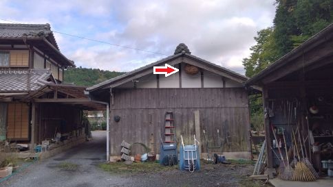 滋賀県甲賀市信楽町で倉の軒下に営巣したキイロスズメバチの蜂の巣駆除