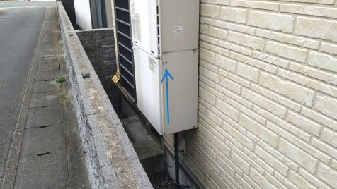 京都府京都市山科区で屋外ガス給湯器内に営巣したアシナガバチの蜂の巣駆除