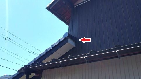滋賀県彦根市で屋根の軒天内に営巣したモンスズメバチの蜂の巣駆除