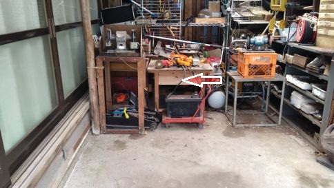 滋賀県蒲生郡日野町でガレージ作業台の引き出しに営巣したキイロスズメバチの蜂の巣駆除