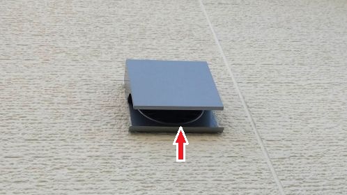 滋賀県東近江市で１階換気扇ダクト内に営巣したアシナガバチの蜂の巣駆除