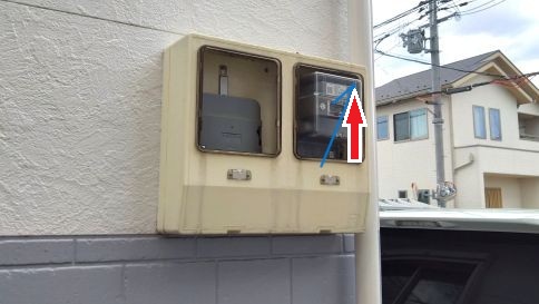 滋賀県栗東市で電気メーターBOX内に営巣したアシナガバチの蜂の巣駆除