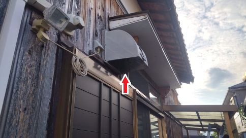 滋賀県湖南市で換気扇フード内に営巣したコガタスズメバチの蜂の巣駆除