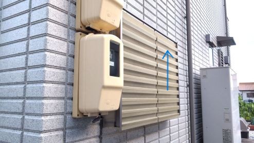 三重県鈴鹿市で浴室目隠しルーバーに営巣したアシナガバチの蜂の巣駆除