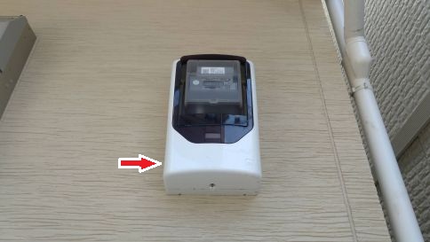 京都府長岡京市で電気メーターBOX内に営巣したアシナガバチの蜂の巣駆除