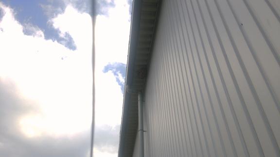 滋賀県湖南市で会社倉庫軒下に営巣したキイロスズメバチの蜂の巣駆除